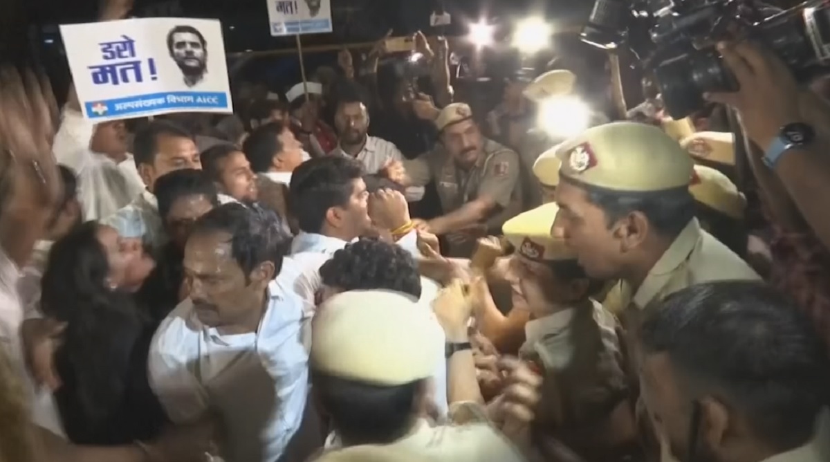 রাহুল গান্ধিকে পার্লামেন্ট থেকে অপসারণের প্রতিবাদে চলা বিক্ষোভে পুলিশের ধরপাকড়
