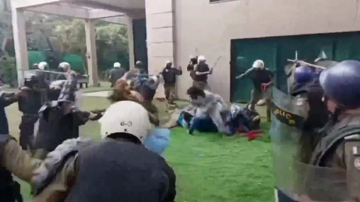 আদালতের পথে ইমরান খান, বাড়িতে পুলিশের তল্লাশি (ভিডিও)