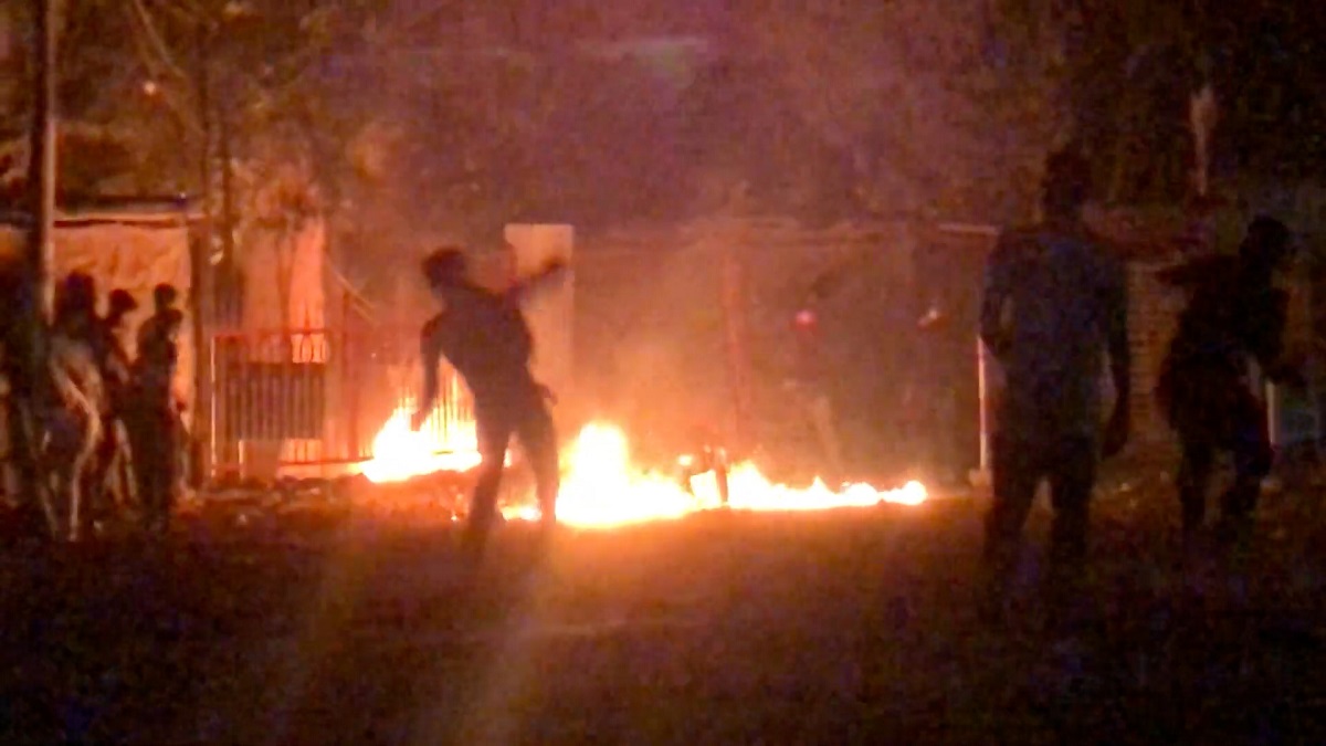 রাবি শিক্ষার্থী ও স্থানীয়দের মধ্যে সংঘর্ষ, আহত ৫৫