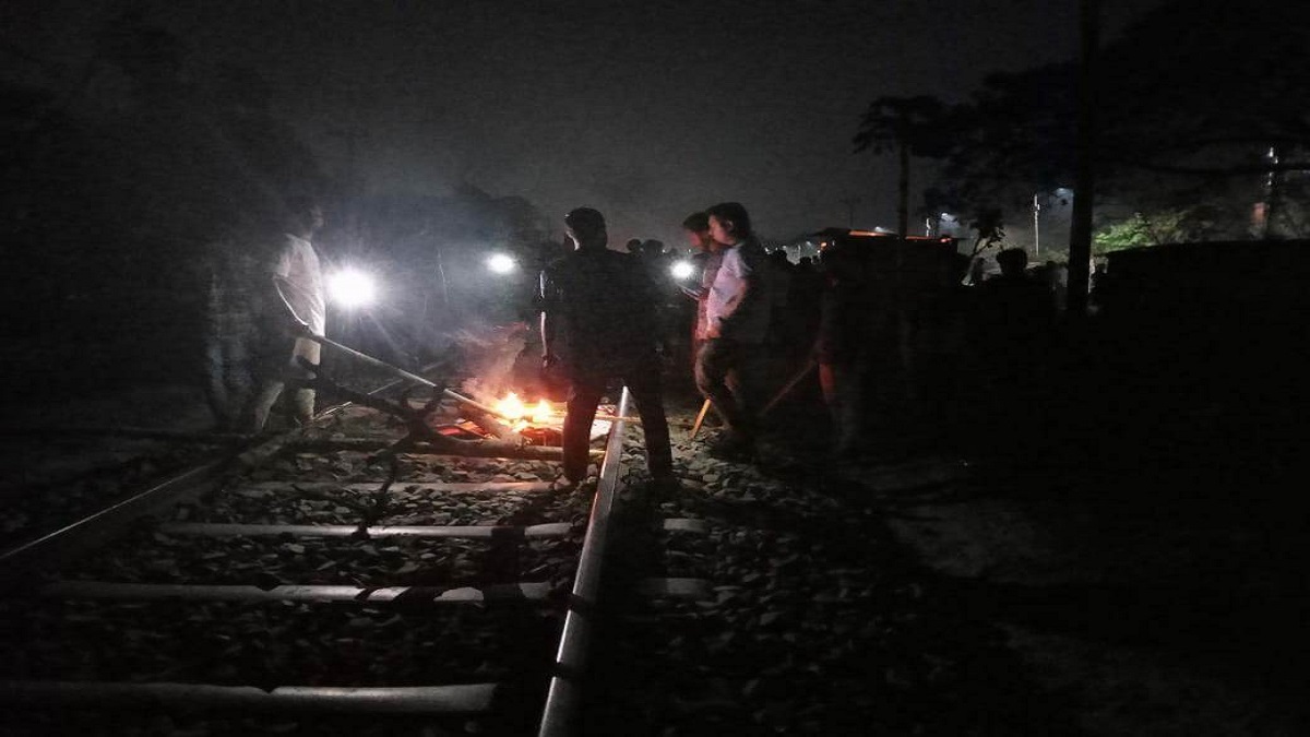 রেললাইনে আগুন ধরিয়ে অবস্থান নিয়েছে রাবি শিক্ষার্থীরা