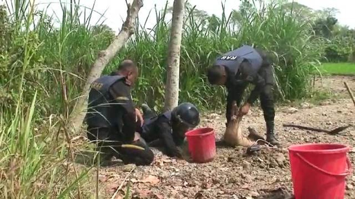 কবর খুঁড়তে গিয়ে মাইন উদ্ধার