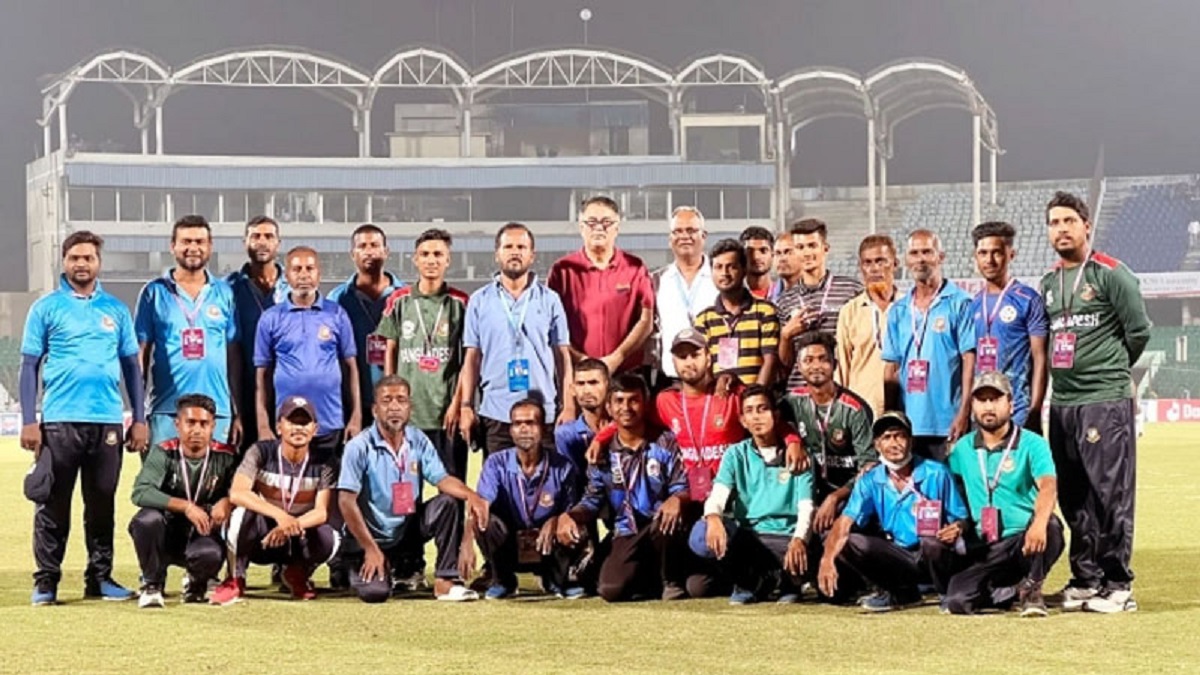 চট্টগ্রামের মাঠ কর্মীদের লাখ টাকা দিলেন সাকিব