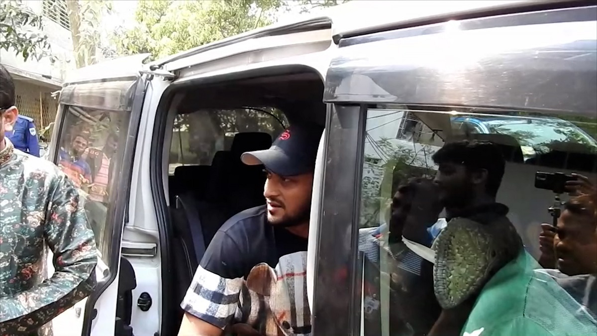 হেলিকপ্টারে তাসকিন-সোহানকে নিয়ে নিজ বাড়ি মাগুরায় গেলেন সাকিব