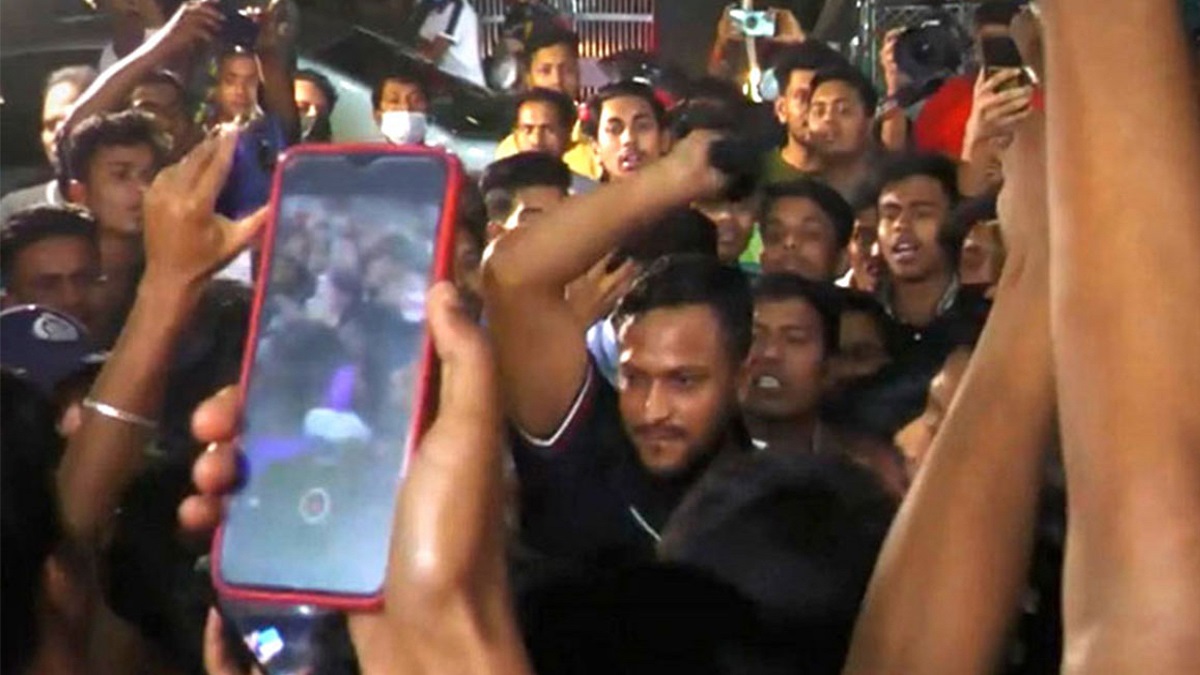 ক্ষিপ্ত হয়ে ভক্তকে ক্যাপ দিয়ে পেটালেন সাকিব