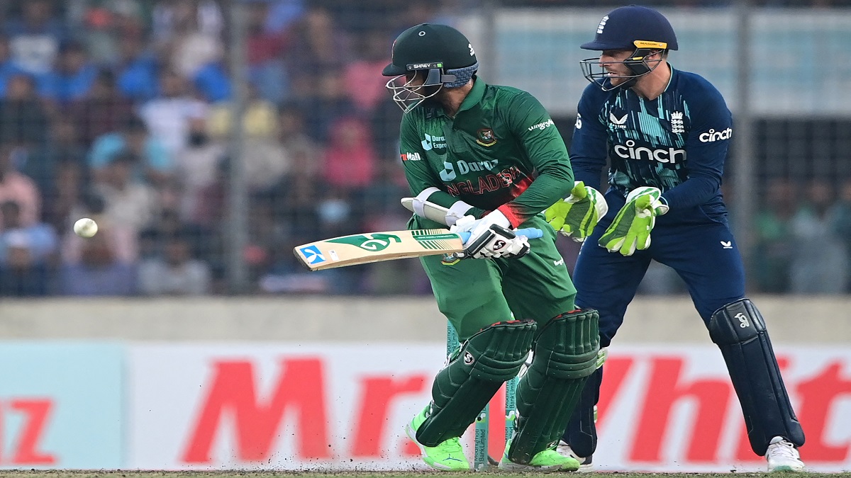 সাকিবের আউটে নিভতে শুরু করেছে বাংলাদেশের সিরিজের আশার আলো