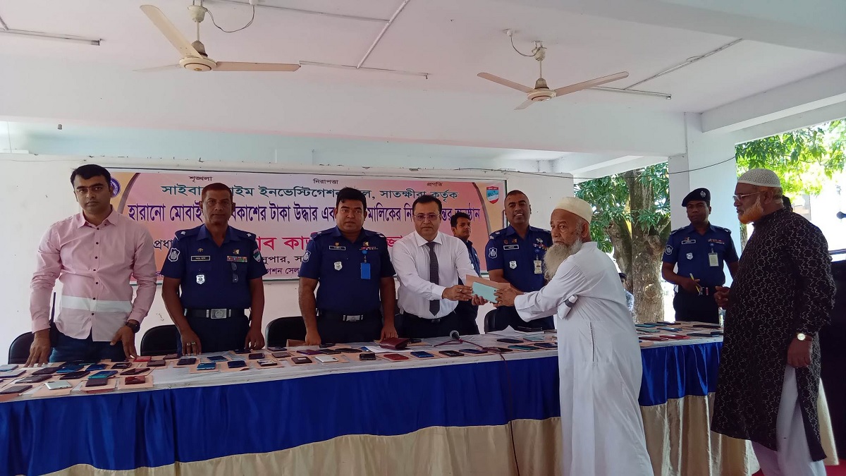 সাতক্ষীরায় দুই মাসে ১৬৮টি হারানো মোবাইল উদ্ধার করলো পুলিশ