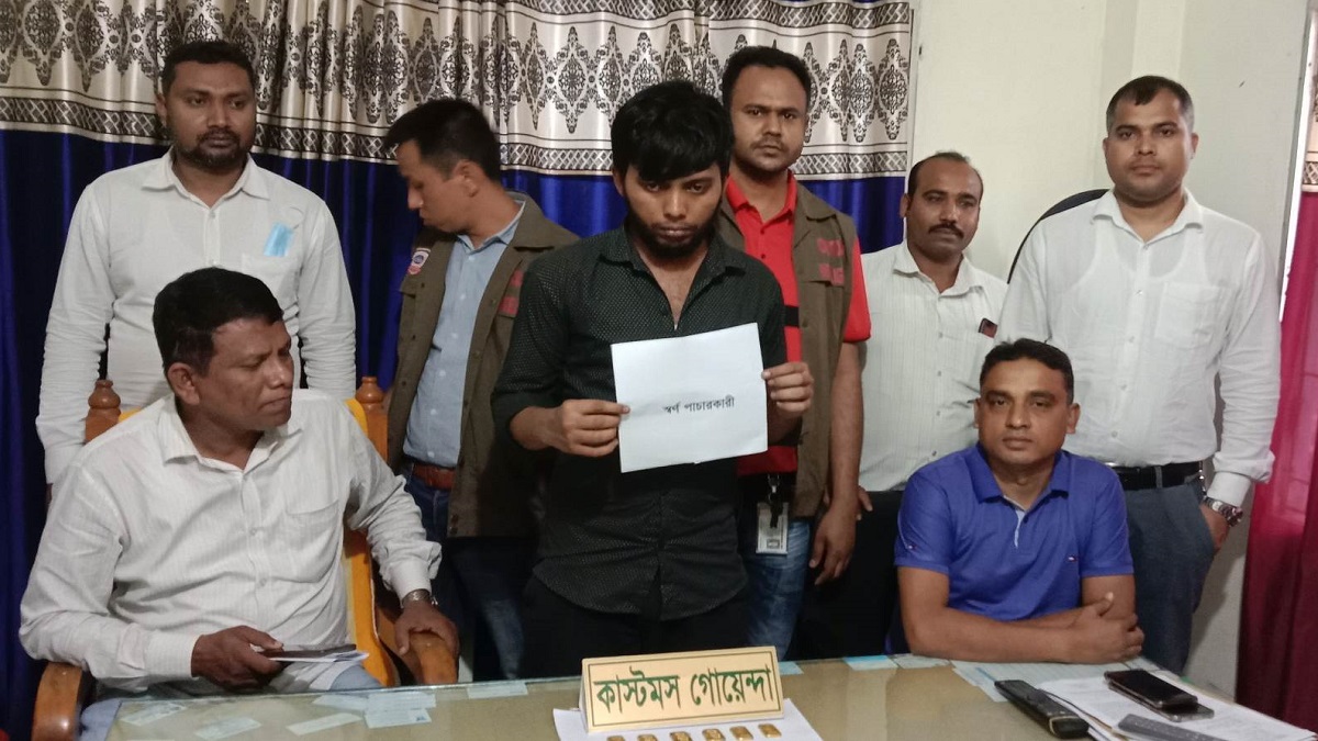 সাতক্ষীরায় এক্স-রে’র পর পাচারকারীর পায়ুপথে মিললো ৪৪ লাখ টাকার স্বর্ণ