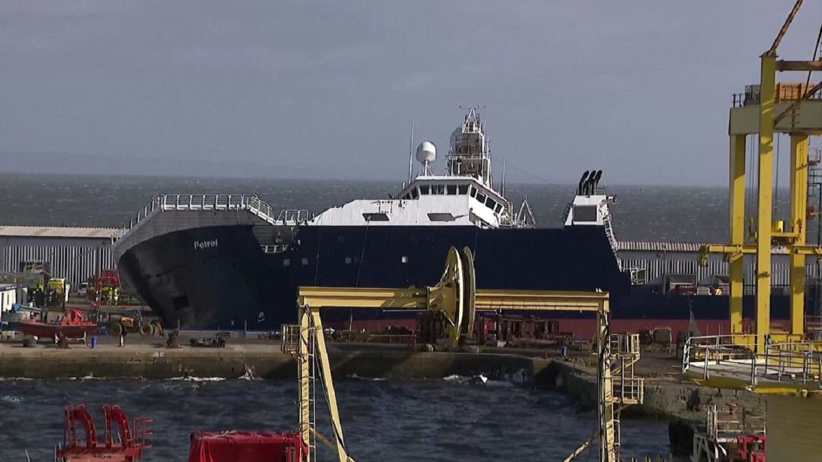 যুক্তরাজ্যে ডকইয়ার্ডে কাত হয়ে পড়লো জাহাজ