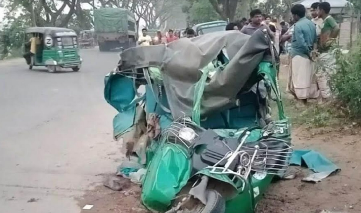 সিরাজগঞ্জে লরি চাপায় চুরমার অটোরিকশা, নিহত ২