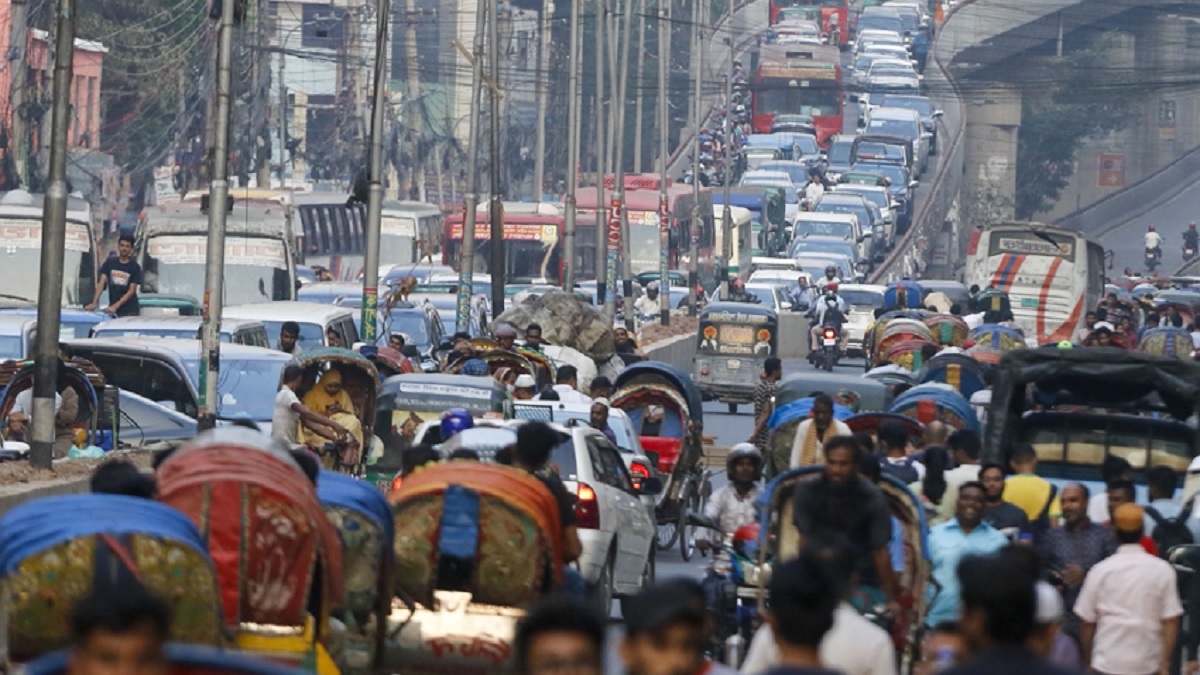 যানজটে আটকে সড়কে ইফতার করলেন হাজার হাজার মানুষ