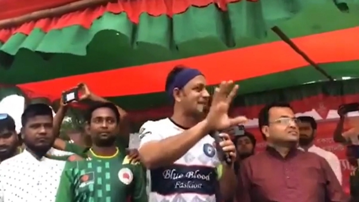 এবার মঞ্চ ভেঙে পড়ে গেলেন ব্যারিস্টার সুমন (ভিডিও)