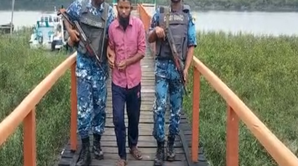 সাতক্ষীরায় অস্ত্রসহ বনদস্যু আটক