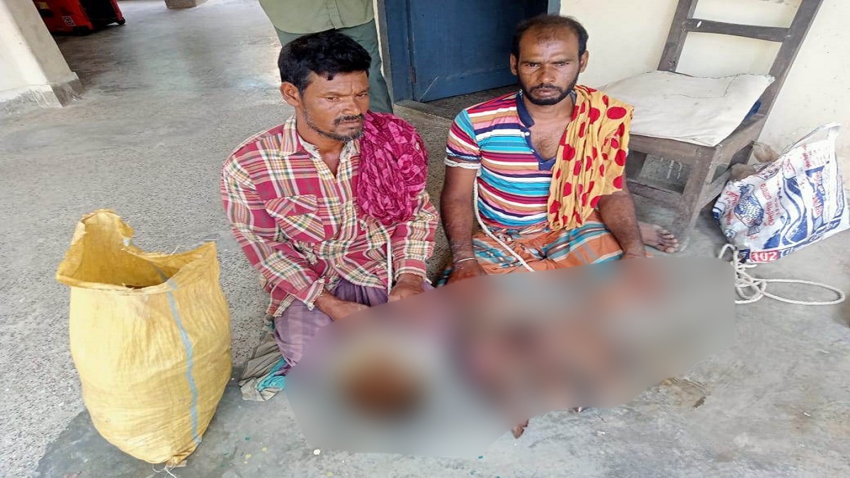 ফাঁদ, কাঁচা ও রান্না করা মাংসসহ সুন্দরবন থেকে দুই হরিণ শিকারী আটক