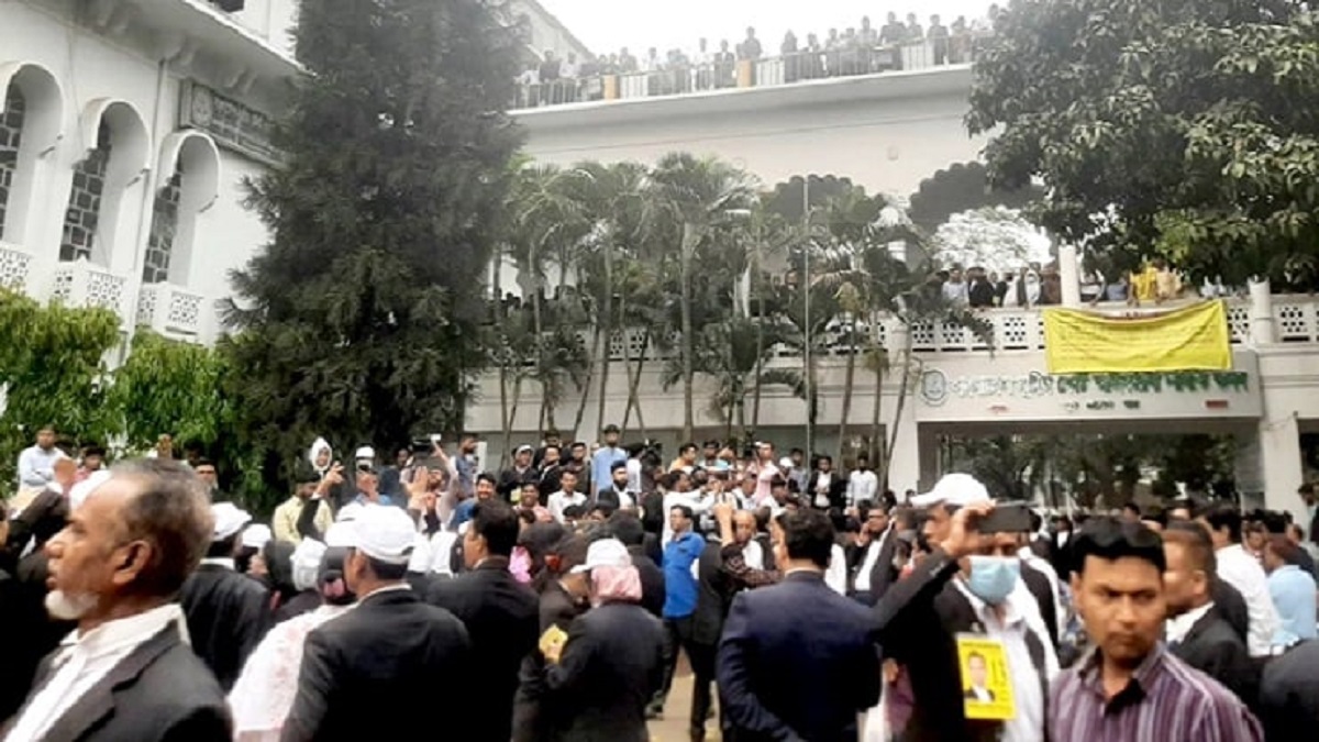 হইচই-হট্টগোলের পর প্রধান বিচারপতির আশ্বাসে সুপ্রিম কোর্ট আইনজীবী সমিতির ভোটগ্রহণ শুরু