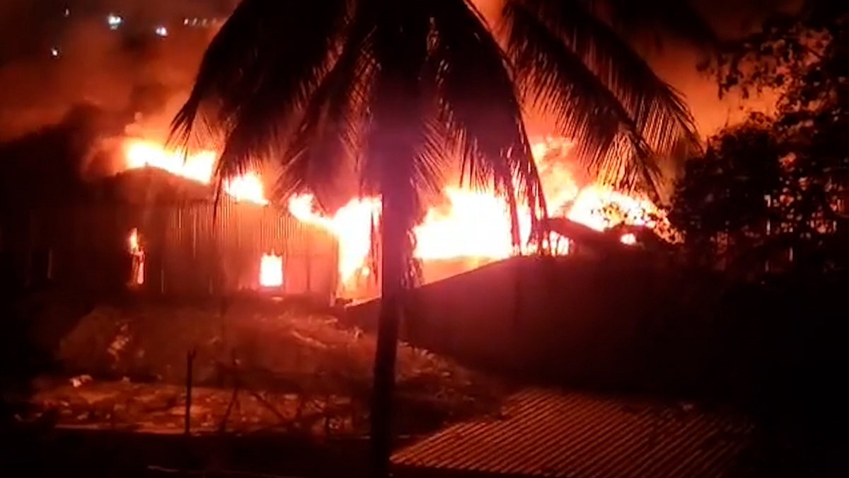 তেজগাঁওয়ে বস্তিতে আগুন, নিয়ন্ত্রণে কাজ করছে ফায়ার সার্ভিসের ১১টি ইউনিট