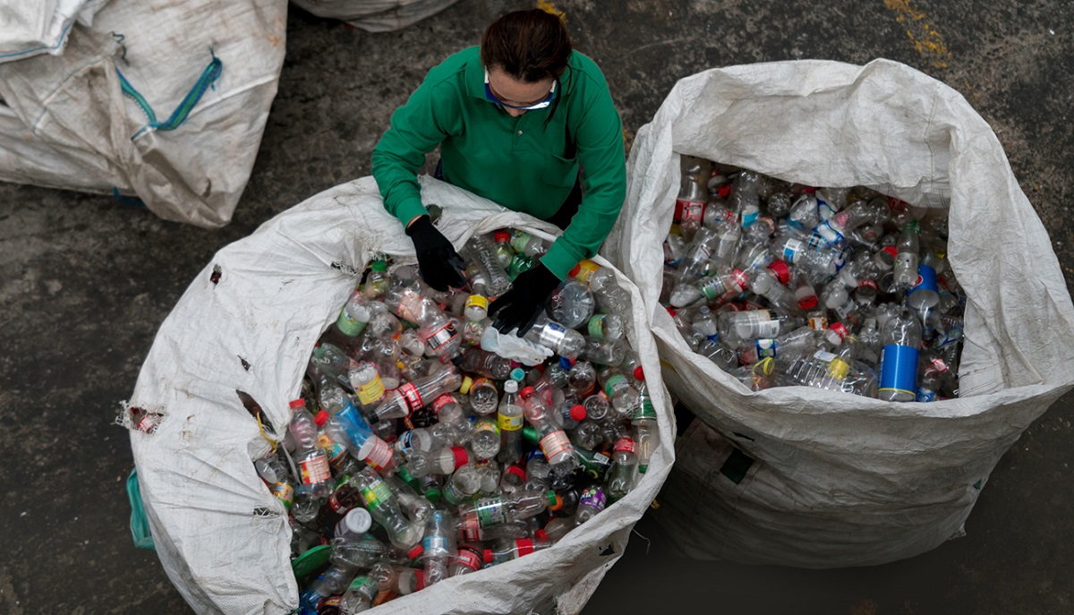 প্লাস্টিক বর্জ্য দিয়ে তৈরি হচ্ছে টাইলস, পরিবেশ বাঁচাতে মিসরে ব্যতিক্রমী উদ্যোগ