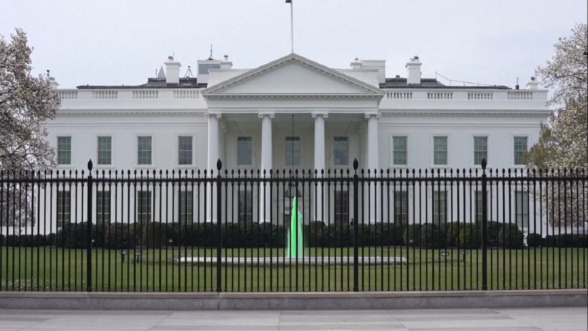 হোয়াইট হাউজের ফোয়ারায় দেয়া হলো সবুজ রং
