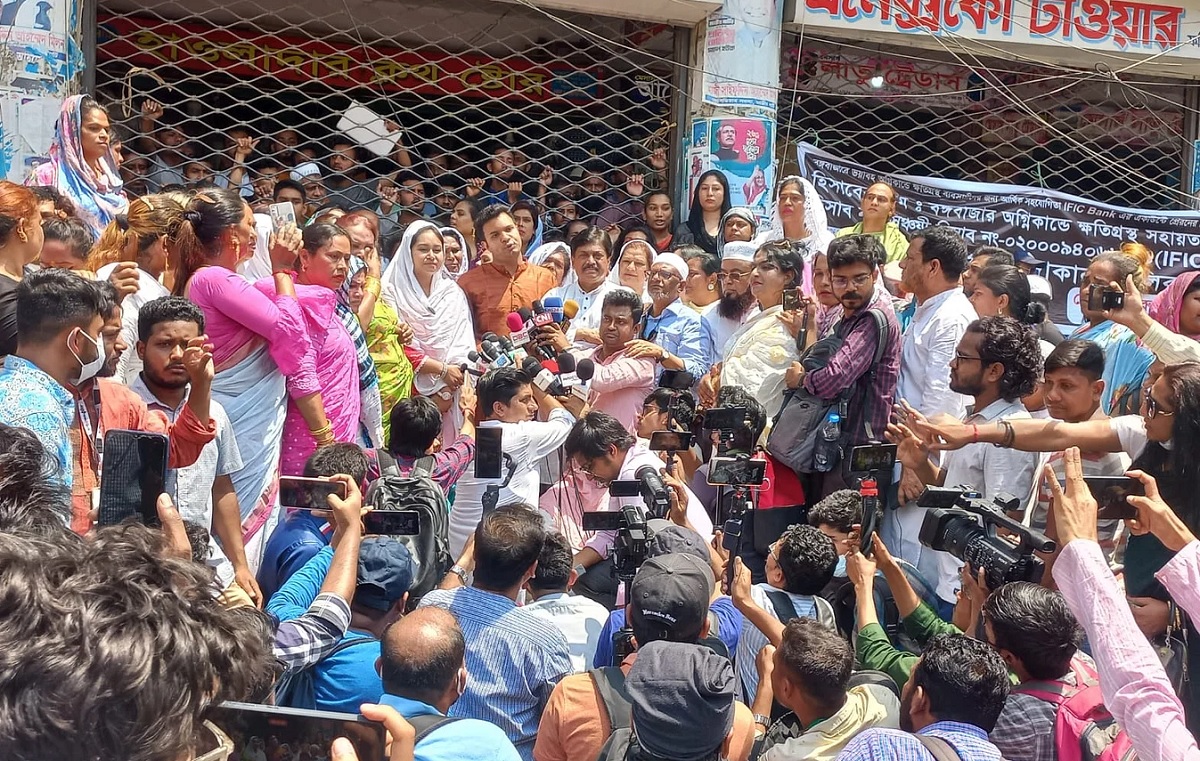 বঙ্গবাজারে আগুনে ক্ষতিগ্রস্তদের ২২ লাখ টাকা দিলো তৃতীয় লিঙ্গের জনগোষ্ঠী