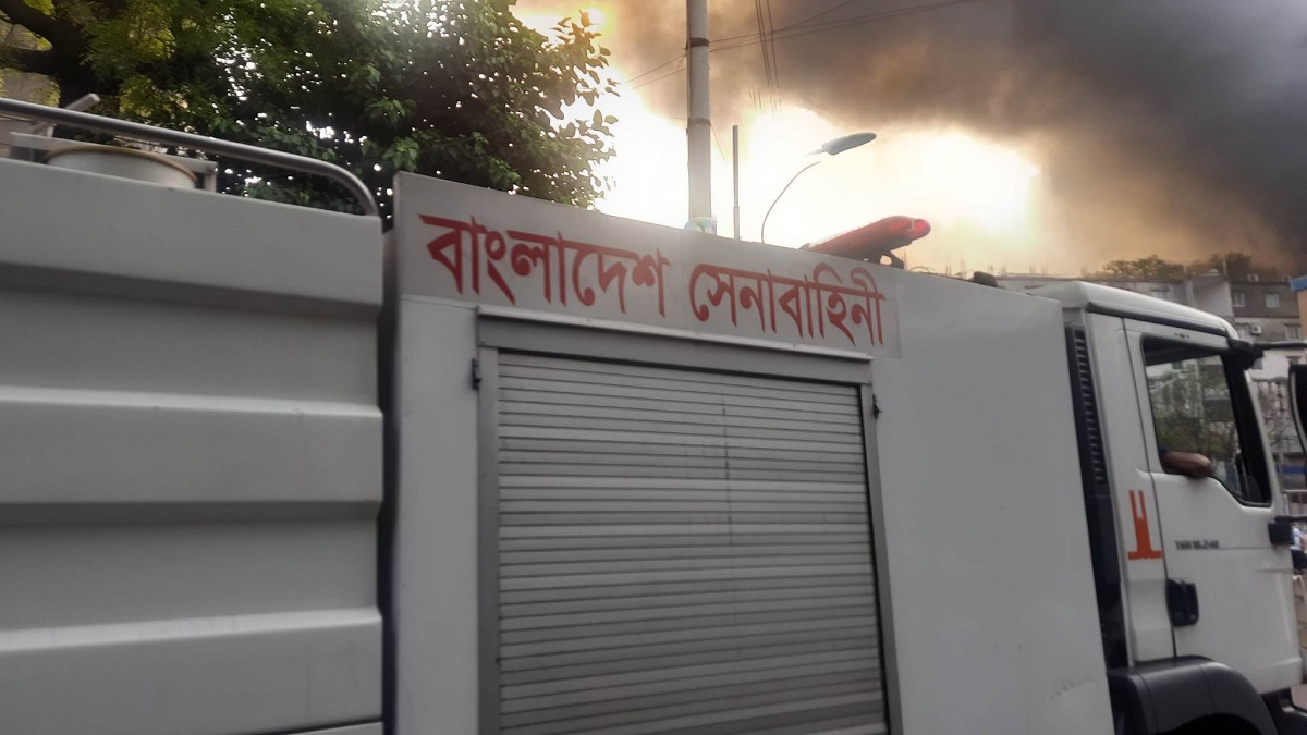 বঙ্গবাজারে আগুন: ঘটনাস্থলে সেনাবাহিনীর ফায়ার সার্ভিস ইউনিট