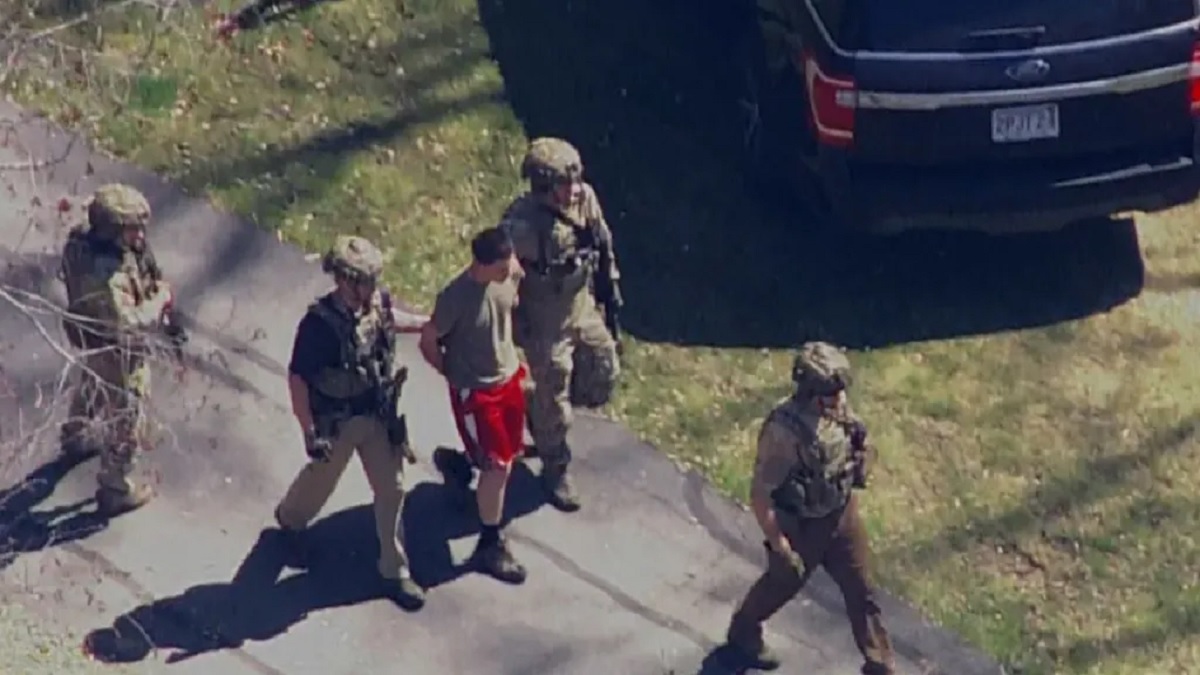 যেভাবে আটক হলেন নথি ফাঁসকারী পেন্টাগন কর্মকর্তা