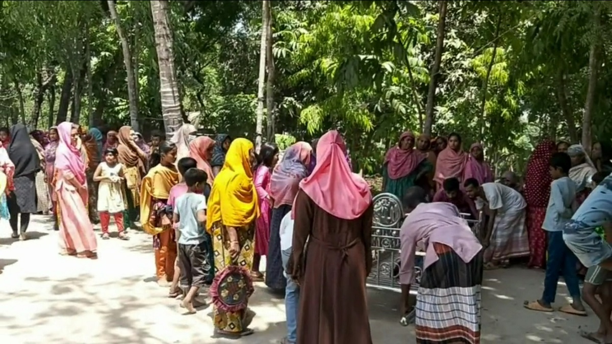 ছোটবোনের জন্য বিস্কুট কিনে বাড়ি ফেরার আগেই ‘না ফেরার দেশে’ ছোট্ট শাওন