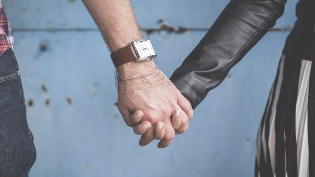 প্রেমিকাকে ফেরাতে কনকনে শীতে ২১ ঘণ্টা হাঁটু গেড়ে বসেছিলেন প্রেমিক!