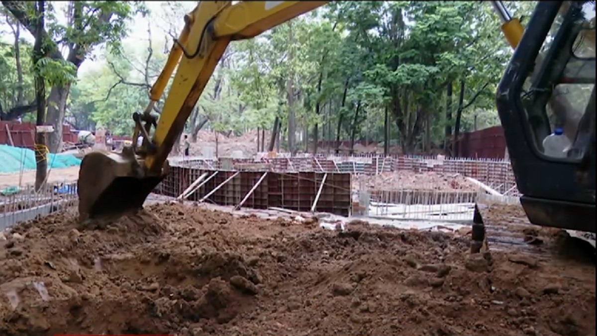 ঢাবি’র মলচত্বরে কংক্রিটের দেয়াল! করা হচ্ছে শতবার্ষিক স্মৃতিস্তম্ভ