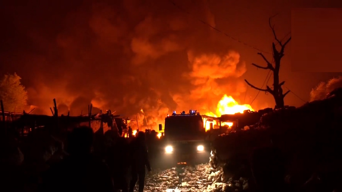 দিল্লির পিভিসি মার্কেটে ভয়াবহ আগুন, নিয়ন্ত্রণে ফায়ার সার্ভিসের ২৫টি ইউনিট (ভিডিও)