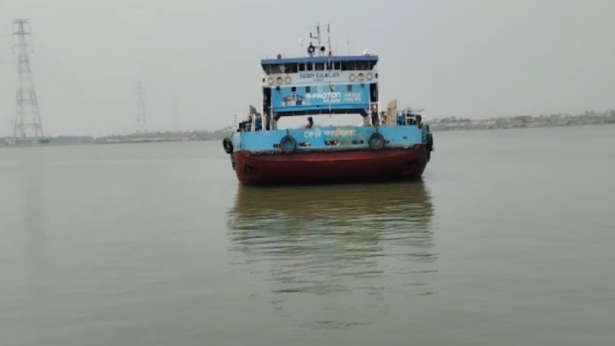 দ্বিতীয় দিনের মতো ফেরি চলছে শিমুলিয়া-মাঝিরঘাটে