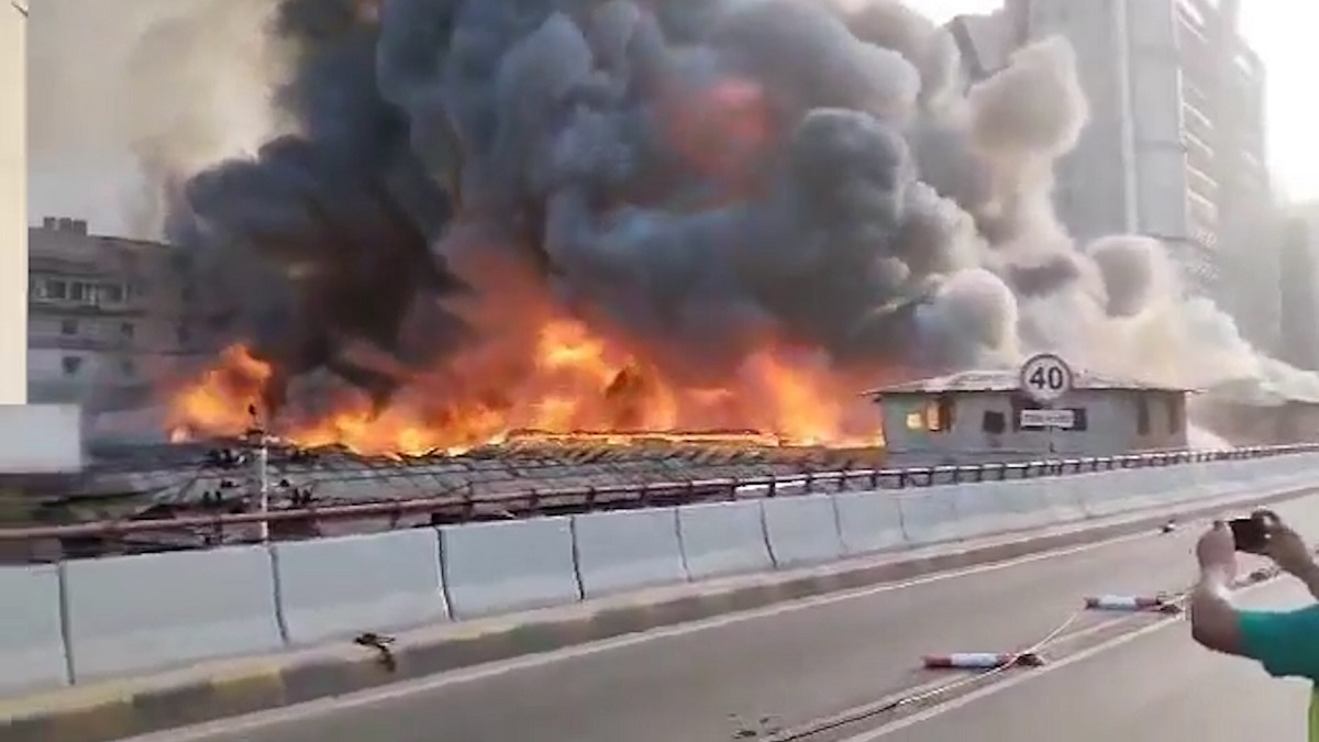 বঙ্গবাজারে আগুন: মালামাল চুরির অভিযোগ