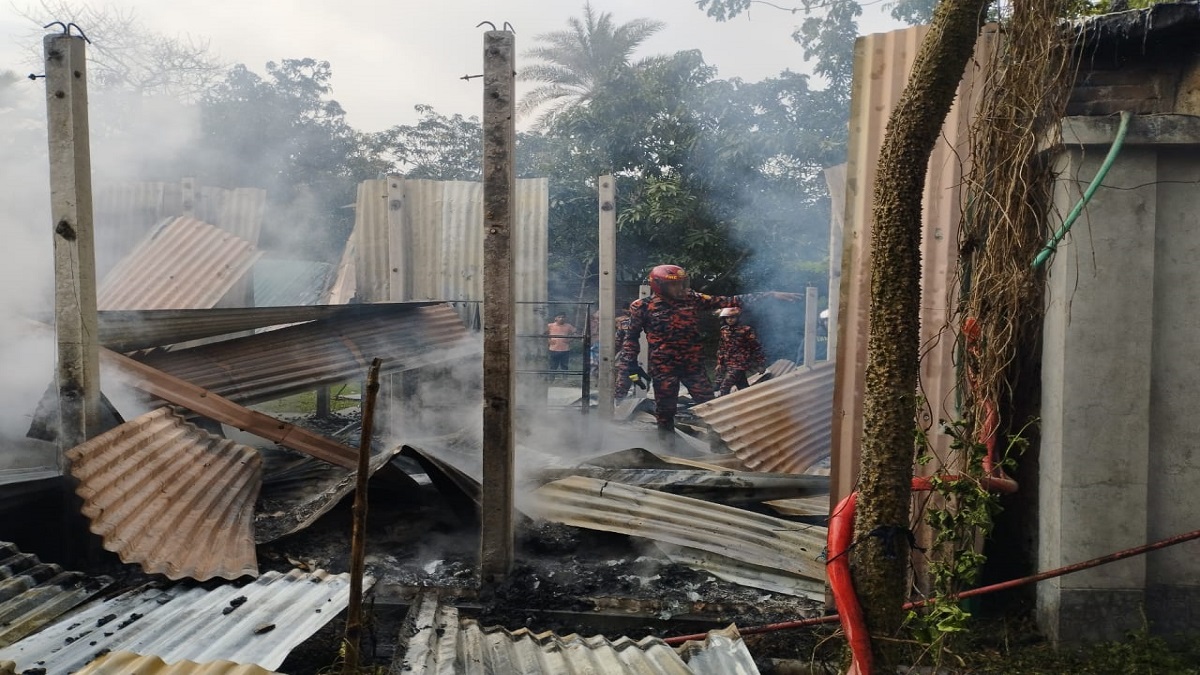 রূপগঞ্জে জমি নিয়ে বিরোধের জেরে বসতবাড়িতে আগুন