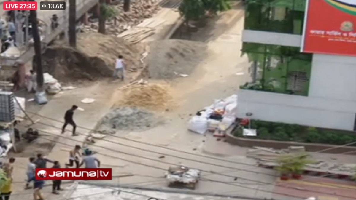 অগ্নিকাণ্ডের মধ্যেই ফায়ার সার্ভিসের হেডকোয়ার্টারে ভাঙচুর, আহত ২