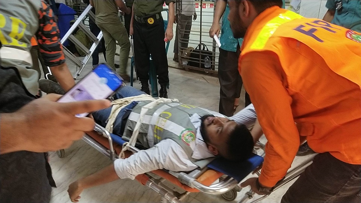 বঙ্গবাজারে আগুন: ধোঁয়ায় অসুস্থ হয়ে হাসপাতালে ভর্তি ফায়ার ফাইটার