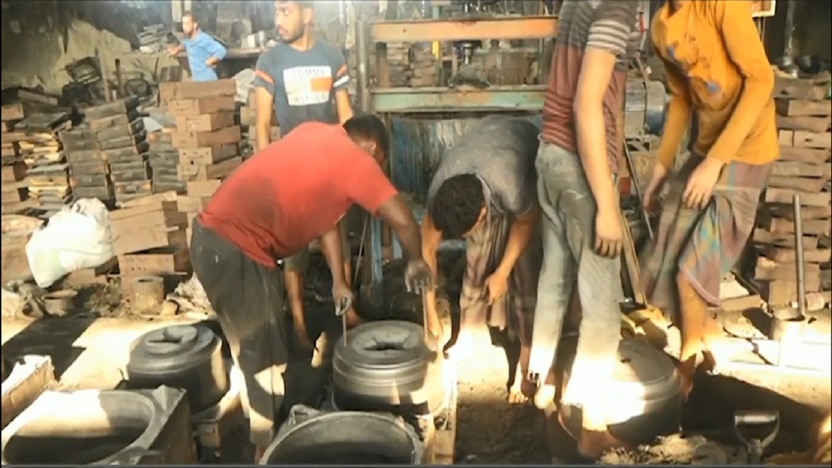 যশোরে তৈরি হচ্ছে কৃষি যন্ত্রপাতি ও গাড়ির যন্ত্রাংশ, কর কাঠামোর দাবি ব্যবসায়ীদের