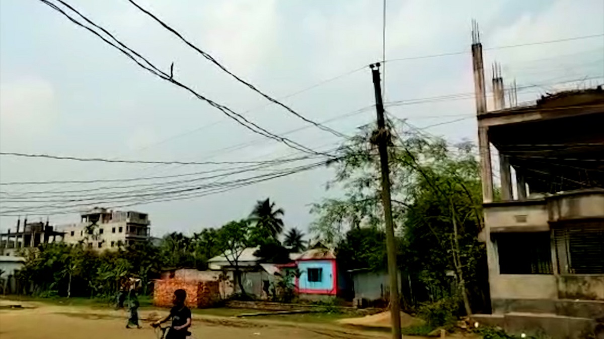 কিশোরগঞ্জে ঝুঁকিপূর্ণ বৈদ্যুতিক লাইন মেরামতে ঘুষ চাওয়ার অভিযোগ, প্রায়ই ঘটছে দুর্ঘটনা