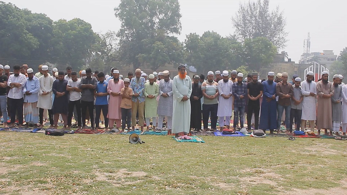 পাবনায় বৃষ্টি প্রার্থনা করে নামাজ আদায়