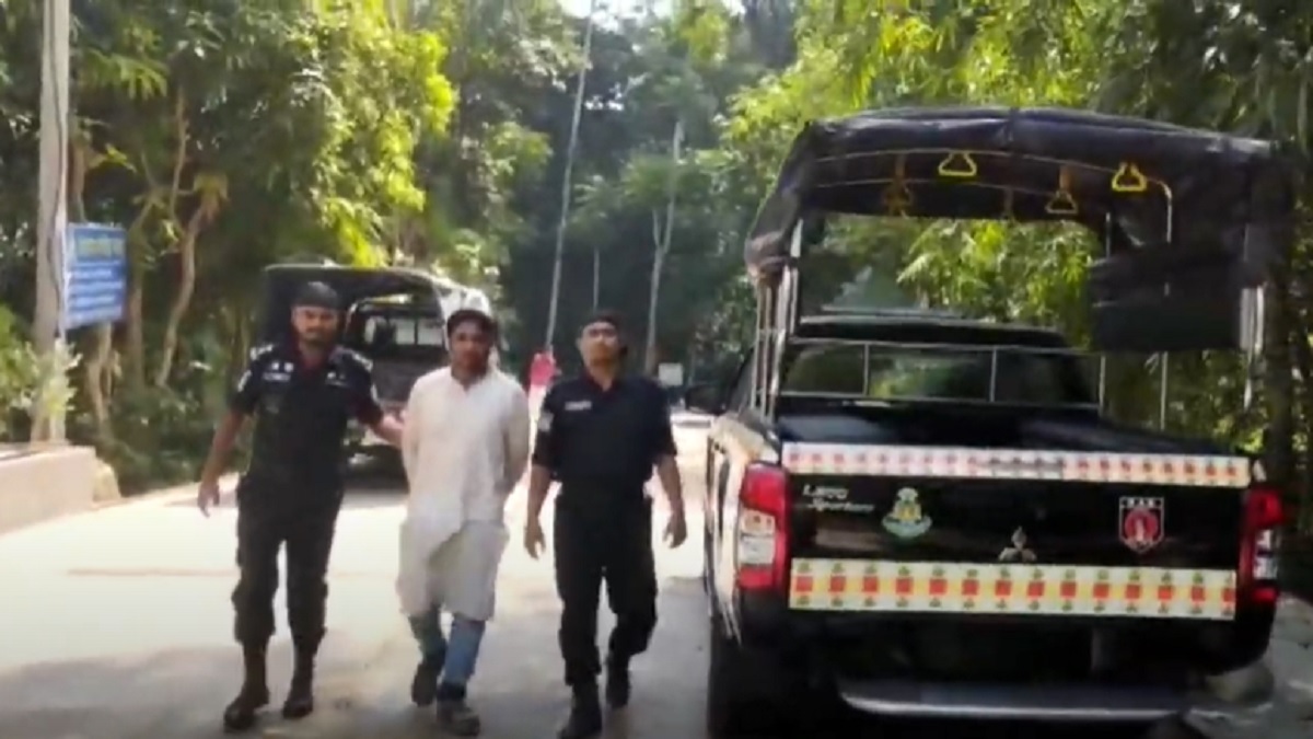 লক্ষ্মীপুরে ২০ কেজি গাঁজাসহ কারবারি আটক