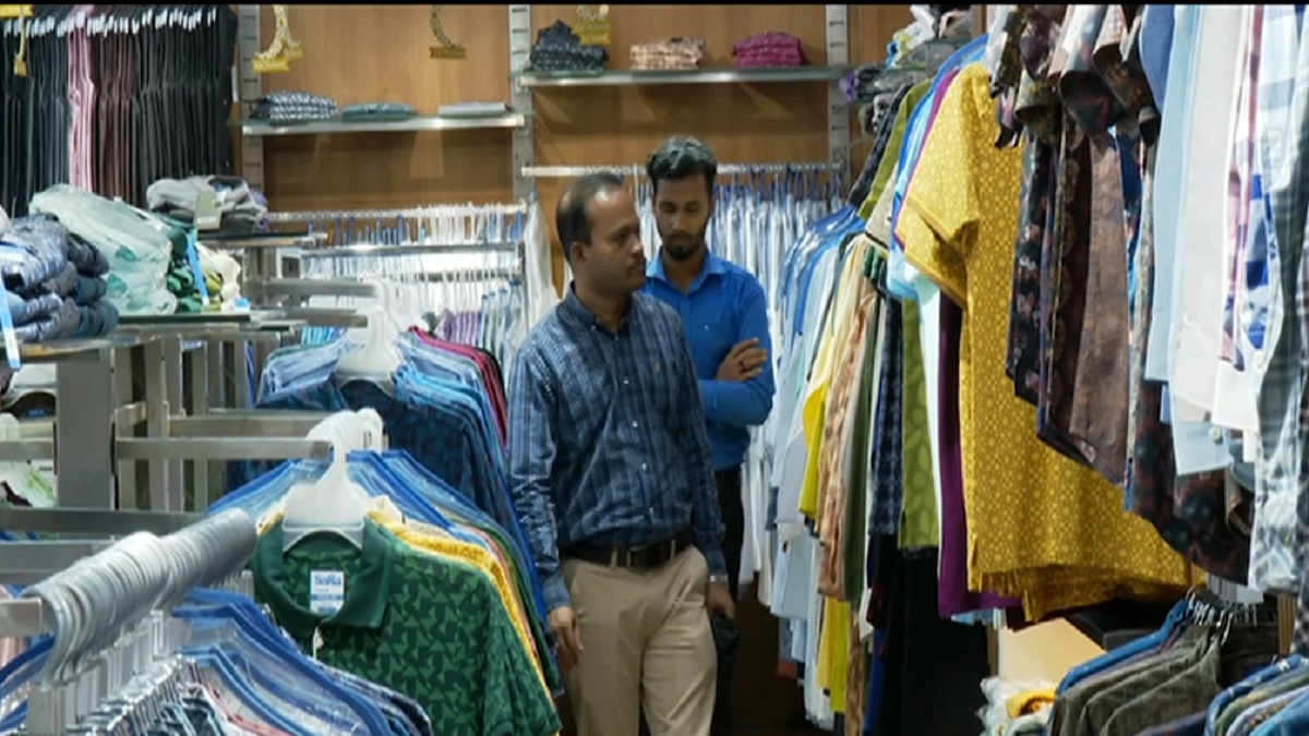 জমে উঠছে ঈদের কেনাকাটা, ঐতিহ্য আর উৎসবের রঙের ছোঁয়া পোশাকে