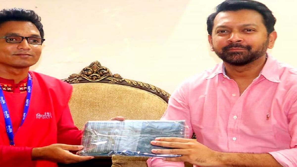 বঙ্গবাজারে ক্ষতিগ্রস্তদের সাহায্যার্থে এক লাখ টাকায় লুঙ্গি কিনলেন তাহসান