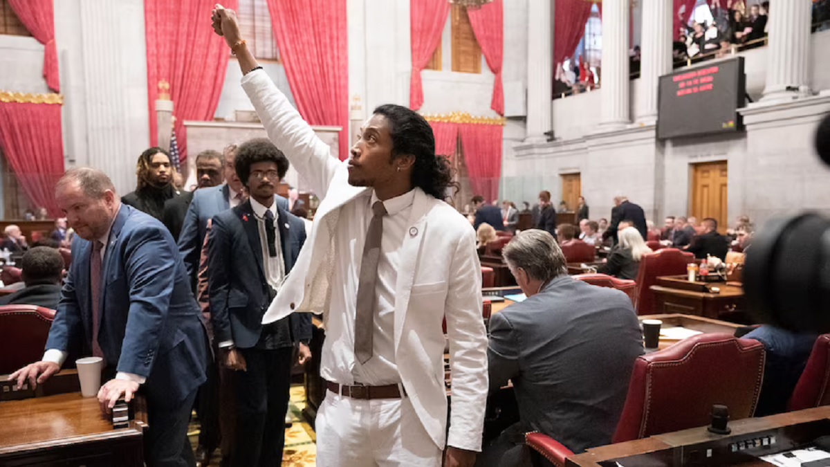 যুক্তরাষ্ট্রে অস্ত্র আইন সংস্কারের দাবিতে বিক্ষোভে স্লোগান, টেনেসির ২ এমপি বহিষ্কৃত