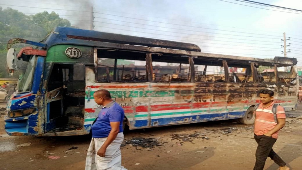 আশুলিয়ায় দুই বাসের পাল্লাপাল্লিতে প্রাণ গেলো মোটরসাইকেল আরোহীর