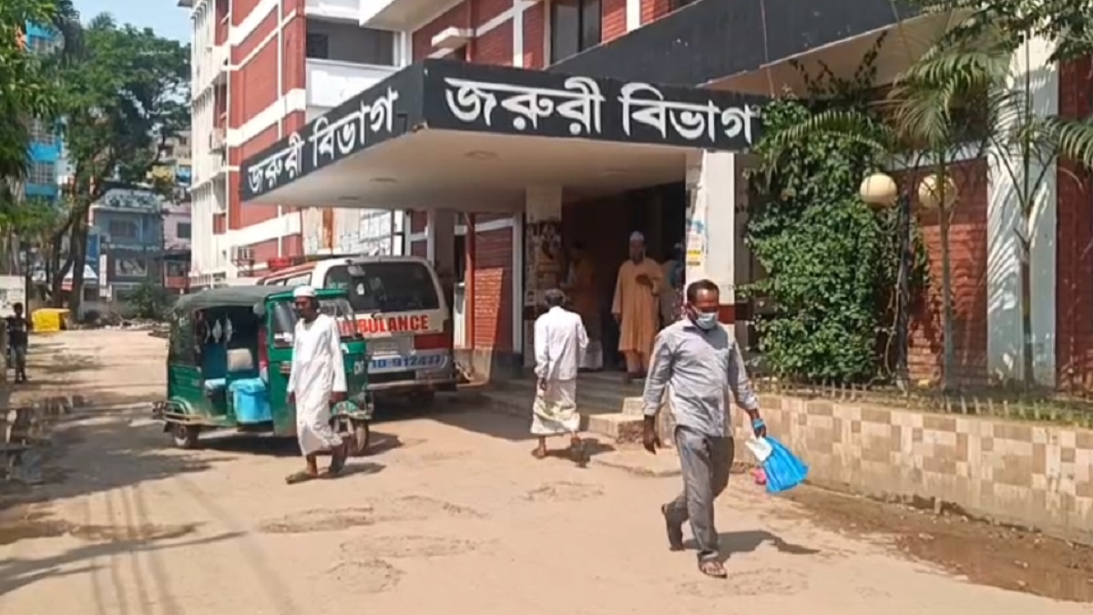 ব্রাহ্মণবাড়িয়ায় পিকআপ ভ্যান খাদে পড়ে চালকসহ ১৩ শ্রমিক আহত