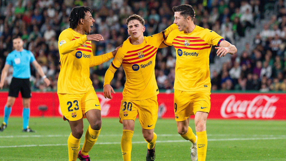 এলচেকে উড়িয়ে শিরোপার সুবাস পাচ্ছে বার্সেলোনা