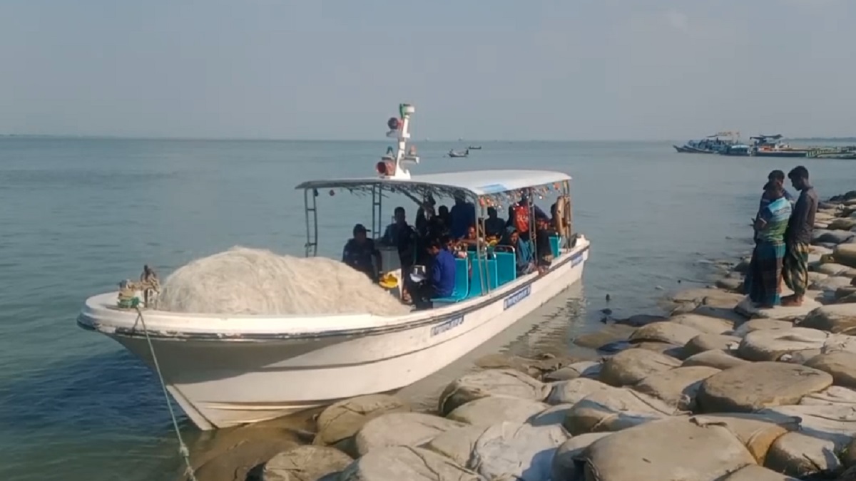 ভোলায় নিষেধাজ্ঞা অমান্য করে ইলিশ শিকার করায় ১৫ জেলে আটক