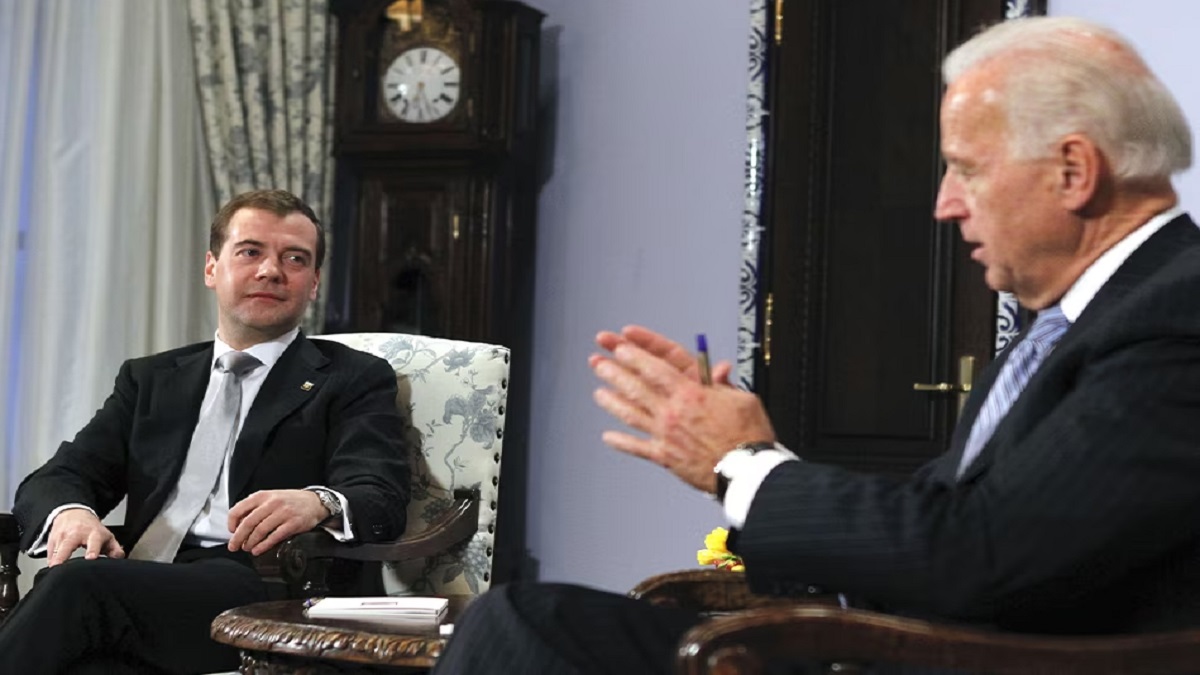 ‘বেপরোয়া দাদু’র মতো নির্বাচনে দাঁড়াচ্ছেন বাইডেন, বিদ্রুপ সাবেক রুশ প্রেসিডেন্টের