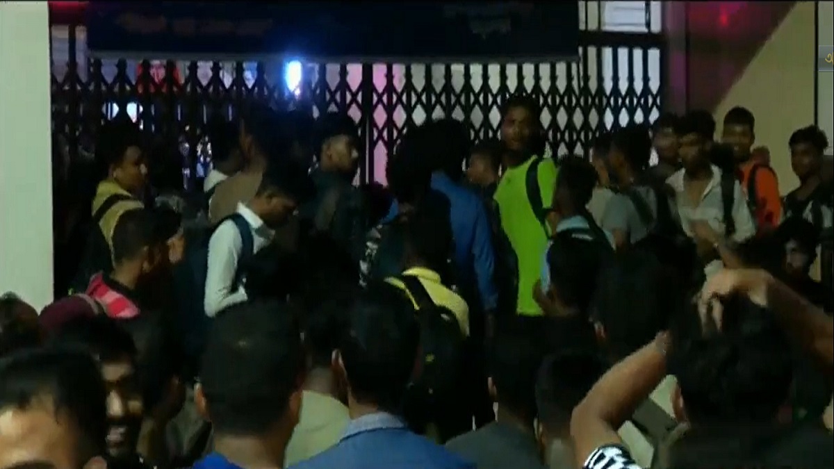 স্ট্যান্ডিং টিকিটের দাবিতে সড়ক অবরোধ, চাপ থাকায় আগেই শেষ দাবি রেলওয়ের