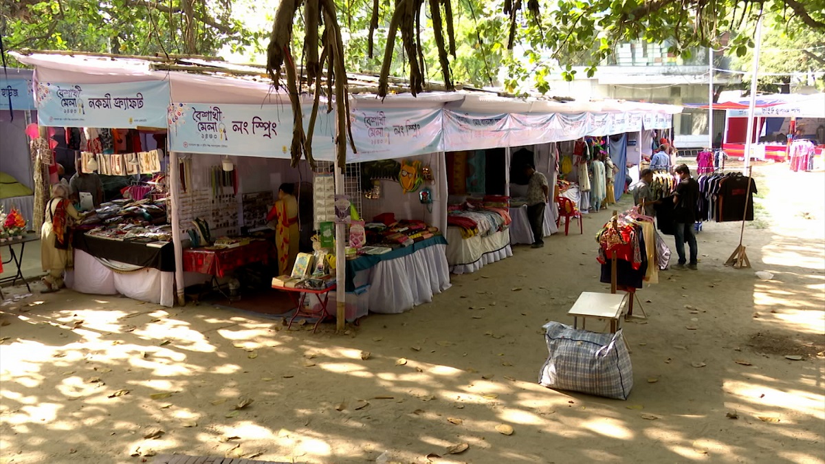 বাংলা একাডেমিতে চলছে বৈশাখী মেলা