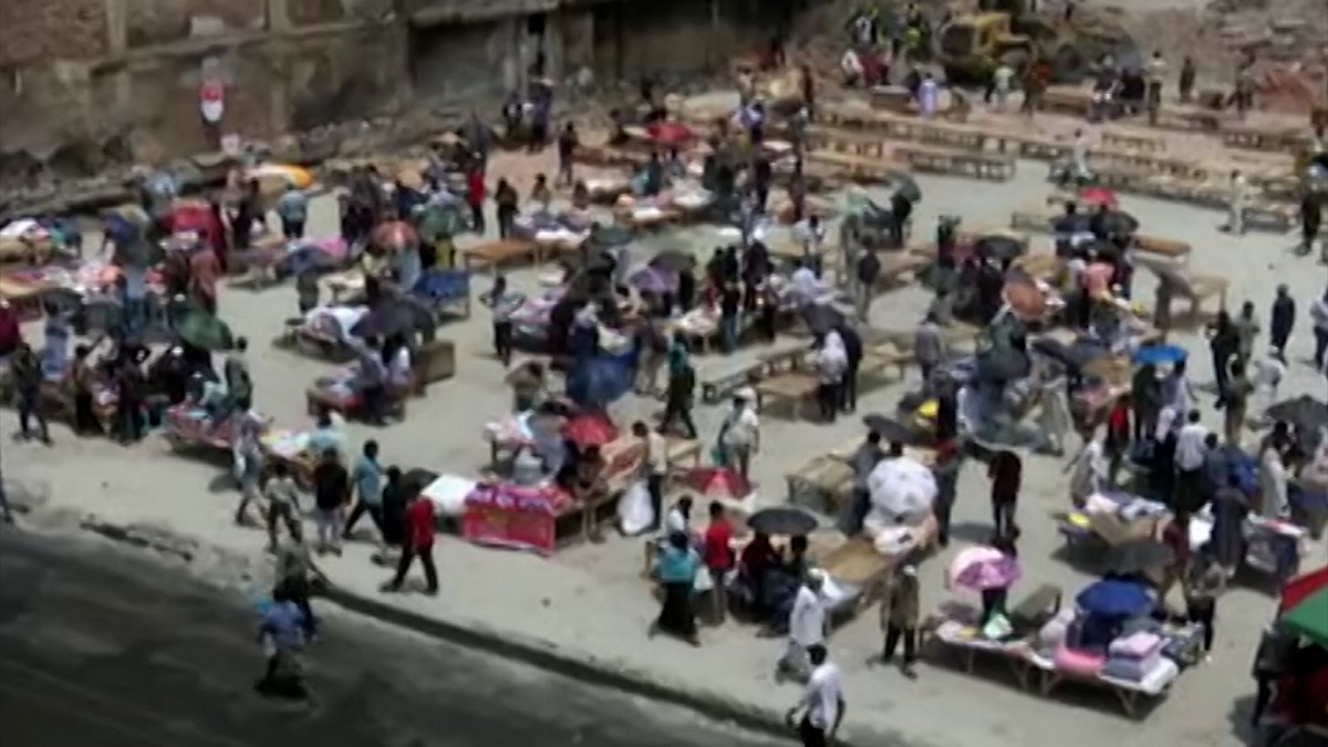 বঙ্গবাজারে অস্থায়ী দোকানে বেচাকেনা শুরু