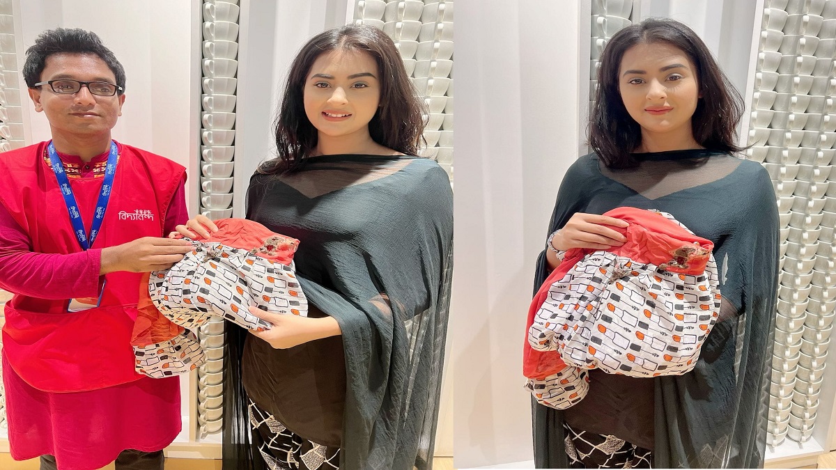 বঙ্গবাজারের পোড়া কাপড় কিনলেন বুবলী