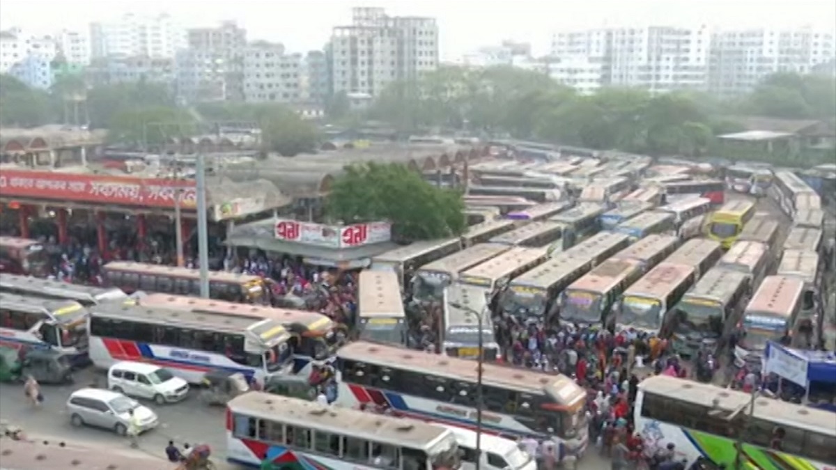 স্বস্তির ঈদযাত্রায় কিছুটা ছন্দপতন: বাসে শিডিউল বিপর্যয়, ট্রেনও ছাড়ছে দেরিতে